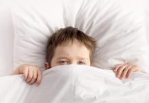 Hoe zorg je ervoor dat kinderen op tijd gaan slapen? Depositphotos_98212558_S