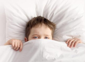 Hoe zorg je ervoor dat kinderen op tijd gaan slapen? Depositphotos_98212558_S