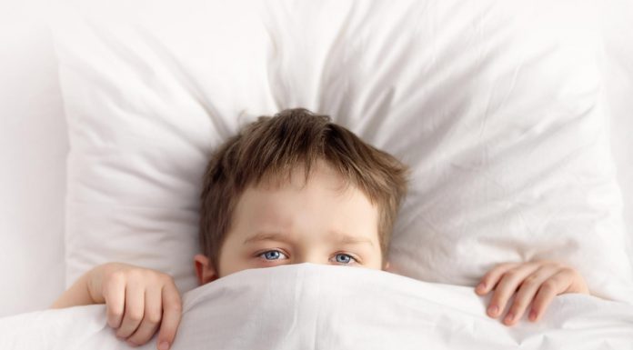 Hoe zorg je ervoor dat kinderen op tijd gaan slapen? Depositphotos_98212558_S